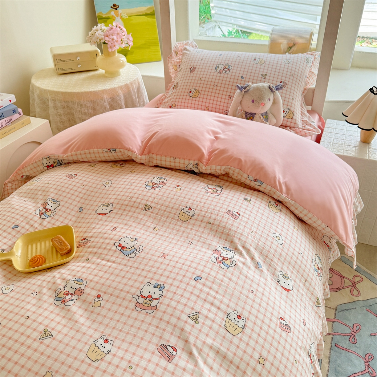 91家纺网 家纺一手货源 找家纺 经年 2026新款学生季上下铺韩版花边水洗云朵棉学生宿舍三件套四件套 粉格小猫