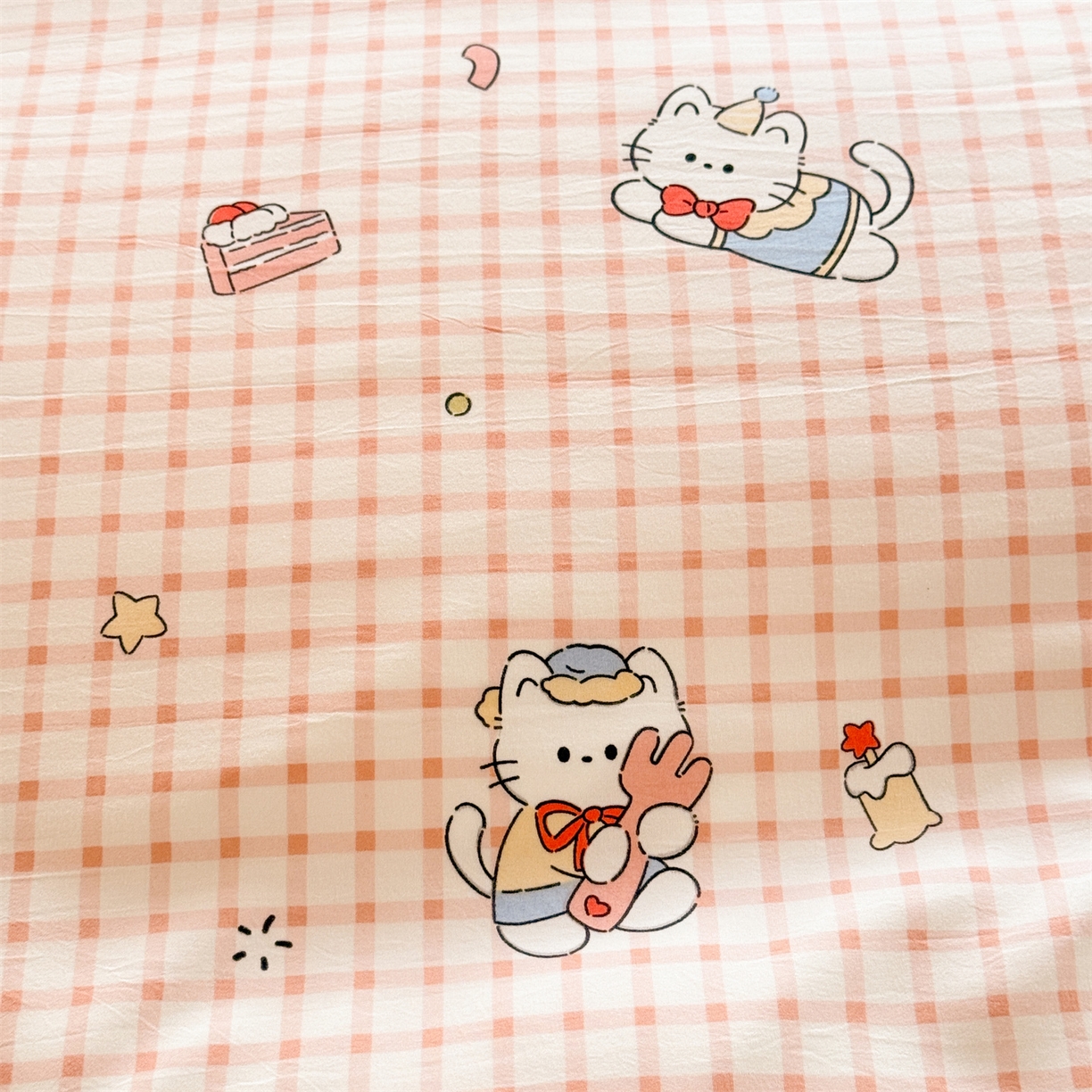 91家纺网 家纺一手货源 找家纺 经年 2026新款学生季上下铺韩版花边水洗云朵棉学生宿舍三件套四件套 粉格小猫