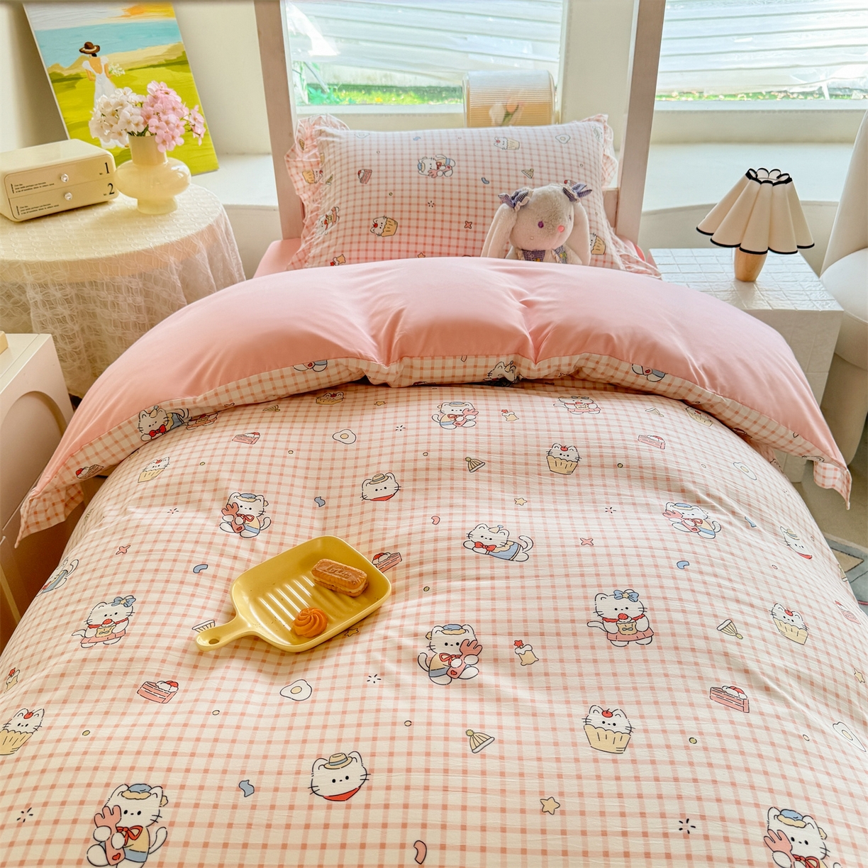 91家纺网 家纺一手货源 找家纺 经年 2026新款学生季上下铺韩版花边水洗云朵棉学生宿舍三件套四件套 粉格小猫