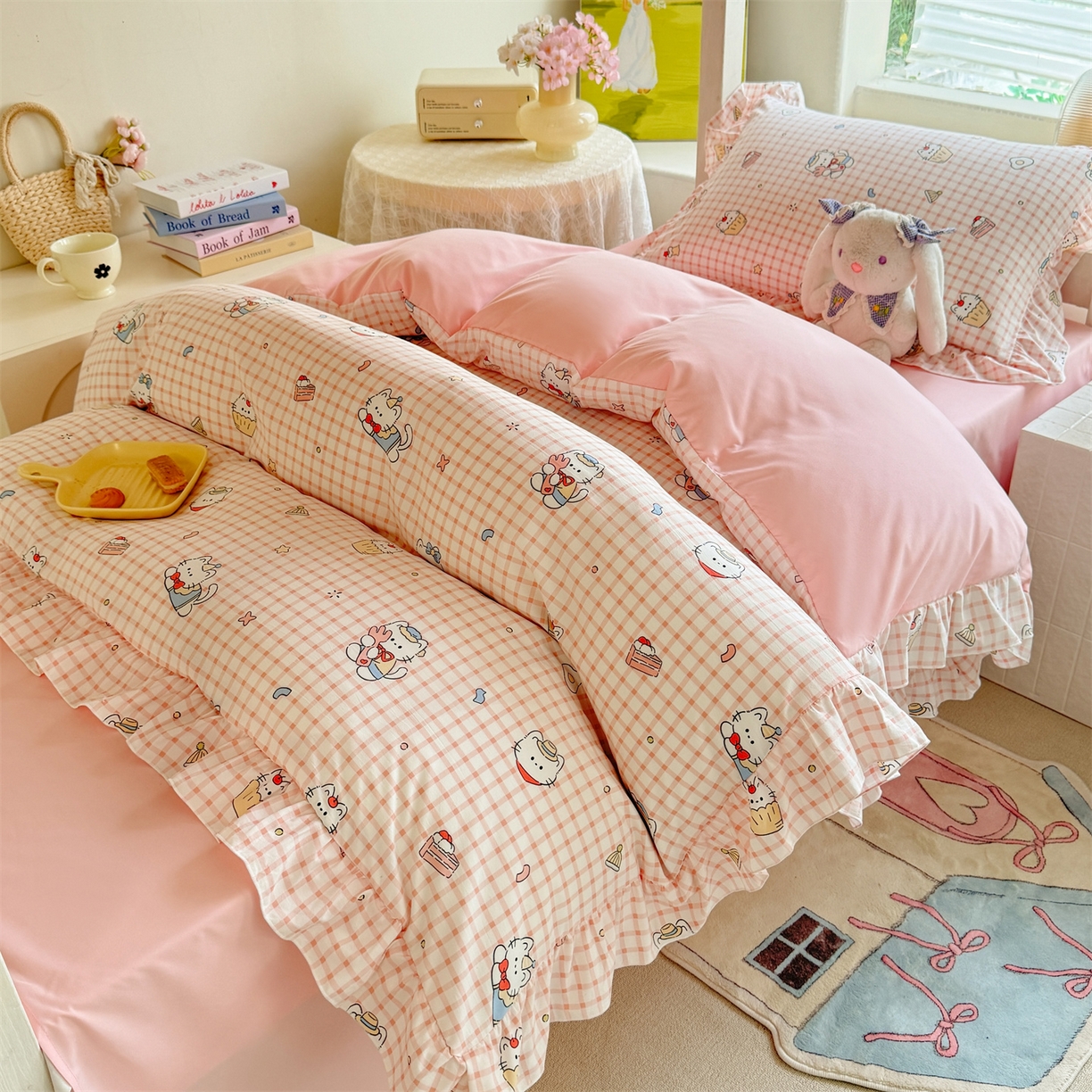 91家纺网 家纺一手货源 找家纺 经年 2026新款学生季上下铺韩版花边水洗云朵棉学生宿舍三件套四件套 粉格小猫