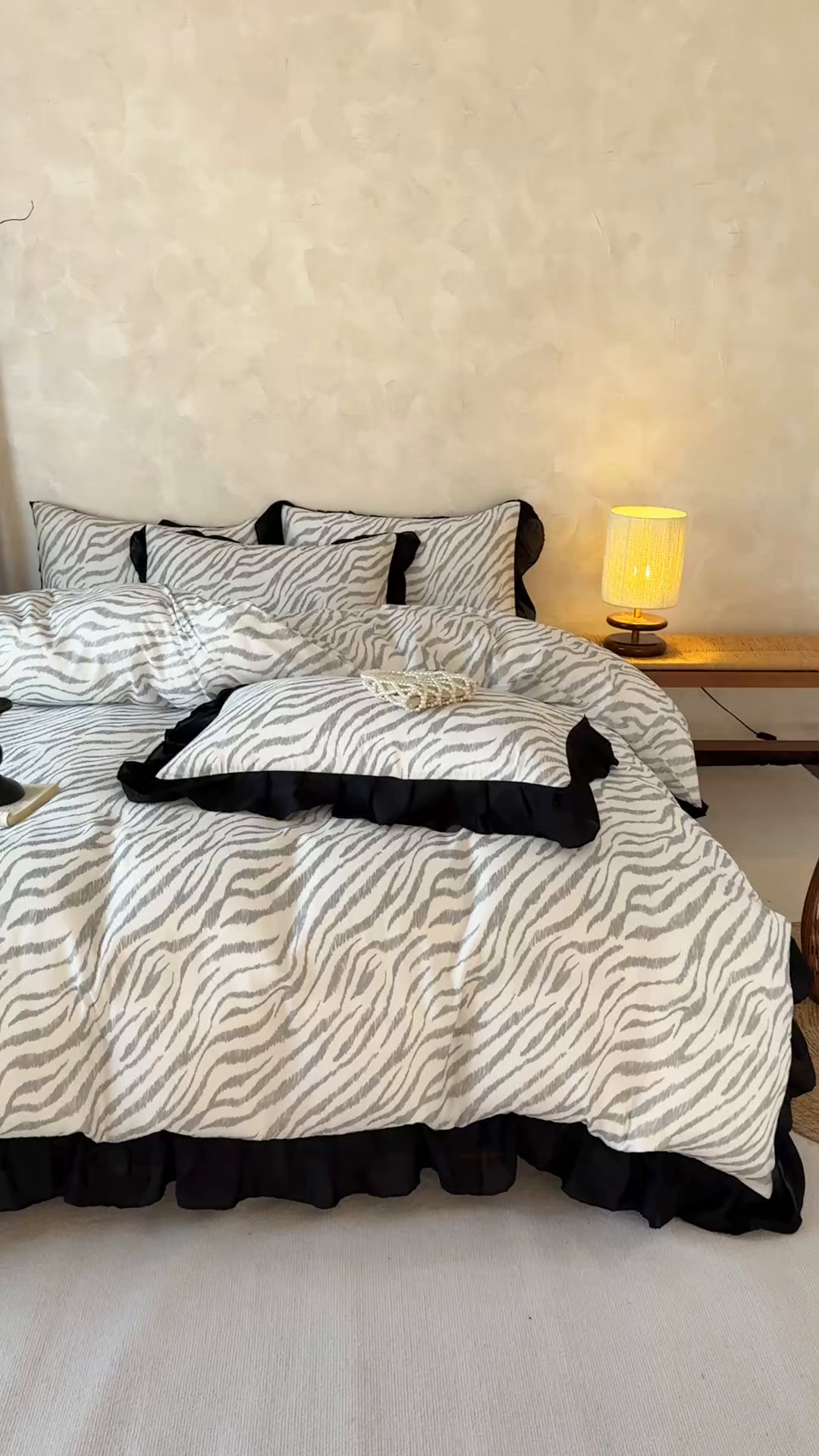 91家纺网 家纺一手货源 找家纺 宅家居 2026新款A类轻法式复古赫本风印花纯棉有氧双层纱花边斑马纹黑色韩式花边四件套 斑马纹-灰色