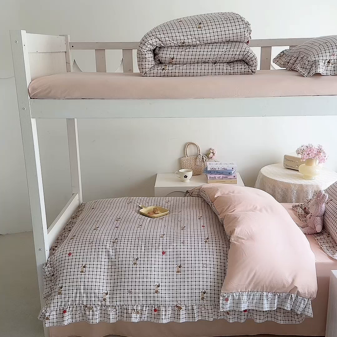 91家纺网 家纺一手货源 找家纺 经年 2026新款学生季上下铺韩版花边水洗云朵棉学生宿舍三件套四件套 美拉腊肠狗