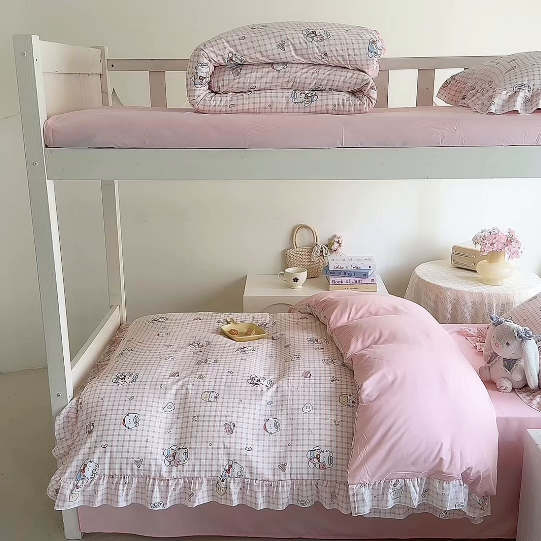 91家纺网 家纺一手货源 找家纺 经年 2026新款学生季上下铺韩版花边水洗云朵棉学生宿舍三件套四件套 粉格小猫