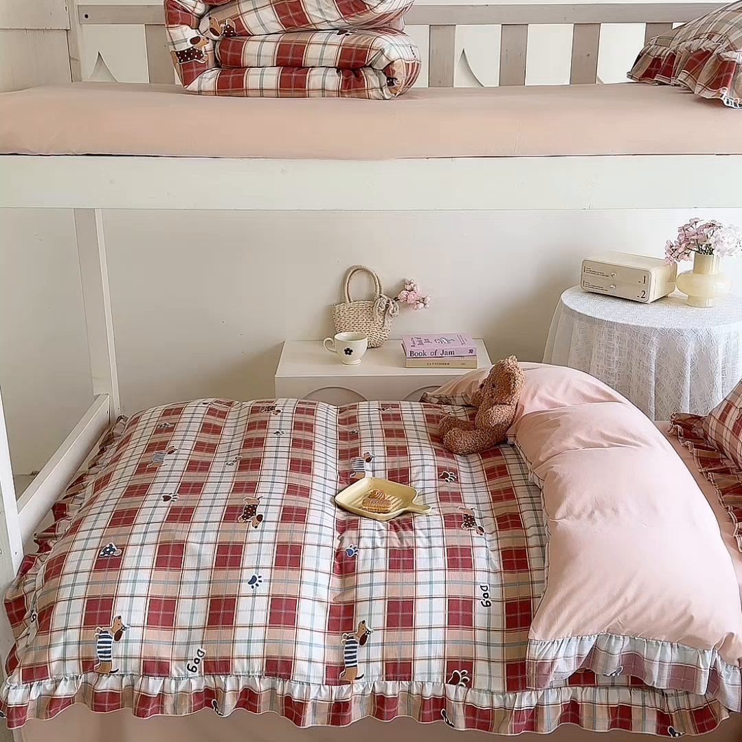 91家纺网 家纺一手货源 找家纺 经年 2026新款学生季上下铺韩版花边水洗云朵棉学生宿舍三件套四件套 苏兰咖格狗