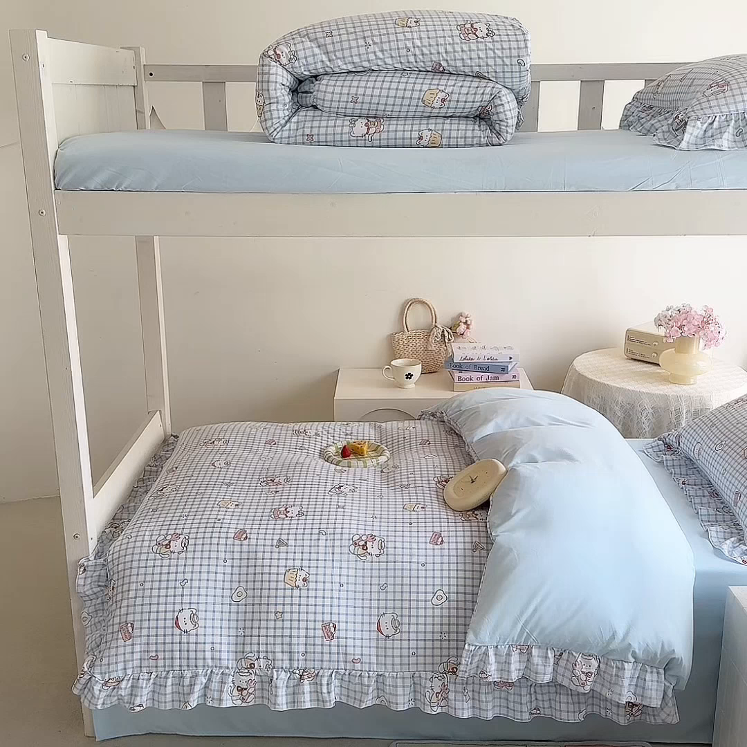 91家纺网 家纺一手货源 找家纺 经年 2026新款学生季上下铺韩版花边水洗云朵棉学生宿舍三件套四件套 蓝格小猫