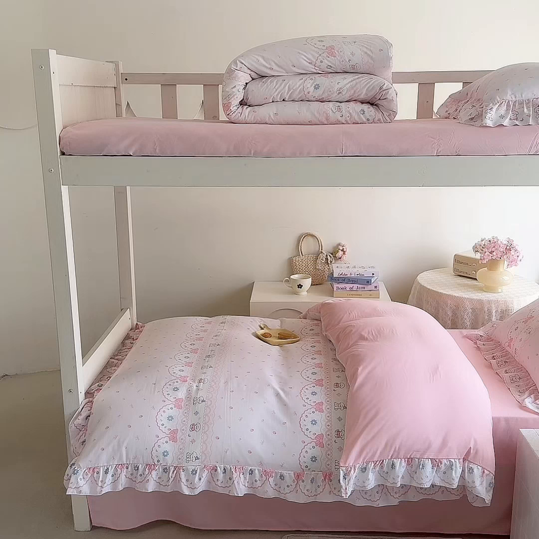 91家纺网 家纺一手货源 找家纺 经年 2026新款学生季上下铺韩版花边水洗云朵棉学生宿舍三件套四件套 布丁狗粉