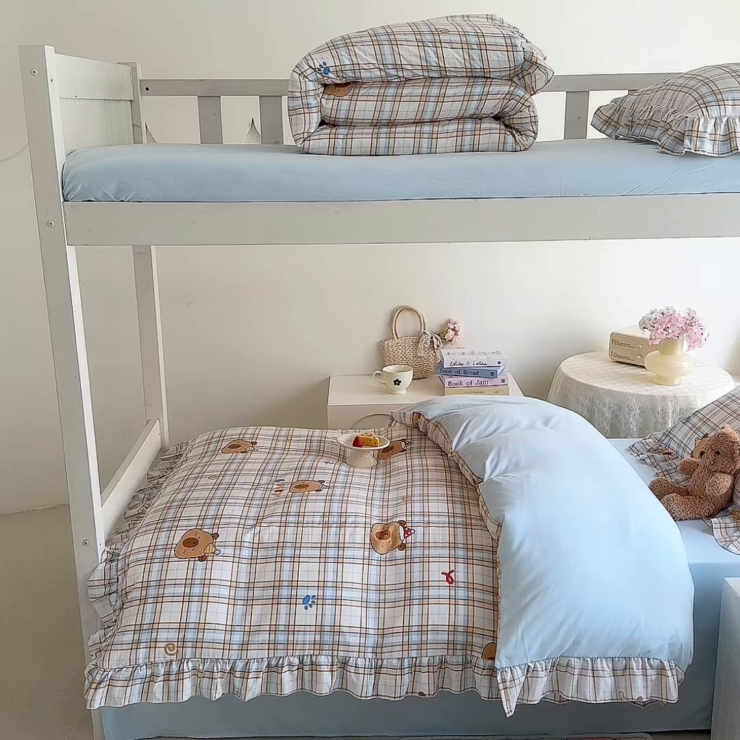 91家纺网 家纺一手货源 找家纺 经年 2026新款学生季上下铺韩版花边水洗云朵棉学生宿舍三件套四件套 卡皮吧啦