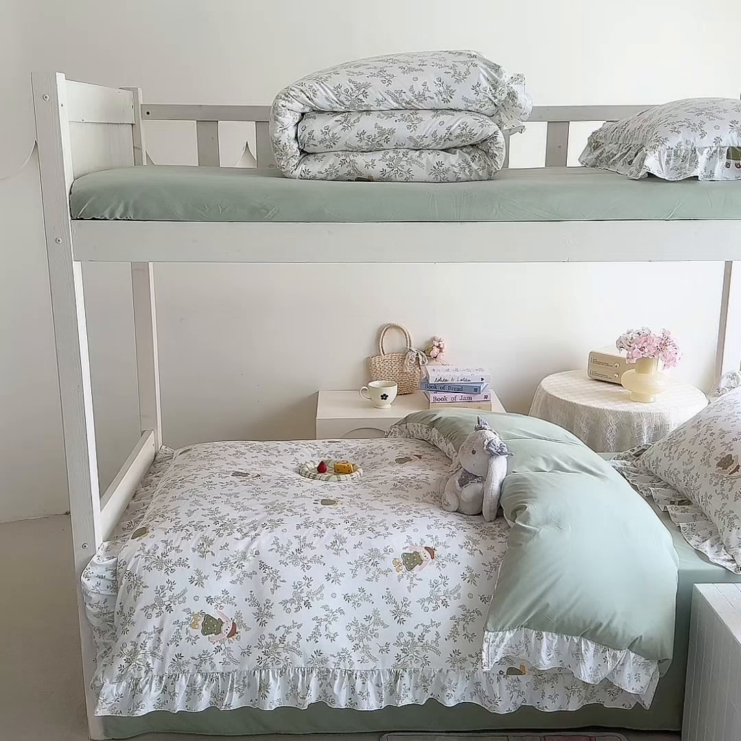 91家纺网 家纺一手货源 找家纺 经年 2026新款学生季上下铺韩版花边水洗云朵棉学生宿舍三件套四件套 森林兔绿