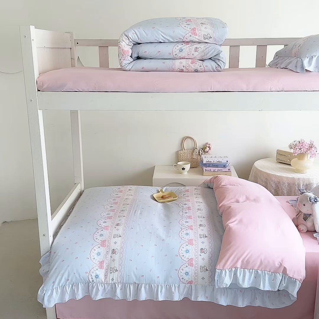 91家纺网 家纺一手货源 找家纺 经年 2026新款学生季上下铺韩版花边水洗云朵棉学生宿舍三件套四件套 布丁狗蓝