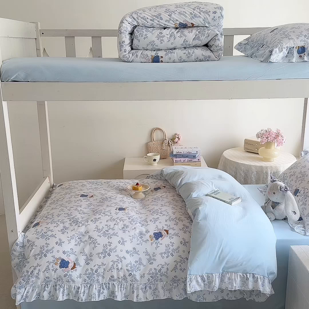 91家纺网 家纺一手货源 找家纺 经年 2026新款学生季上下铺韩版花边水洗云朵棉学生宿舍三件套四件套 森林兔蓝