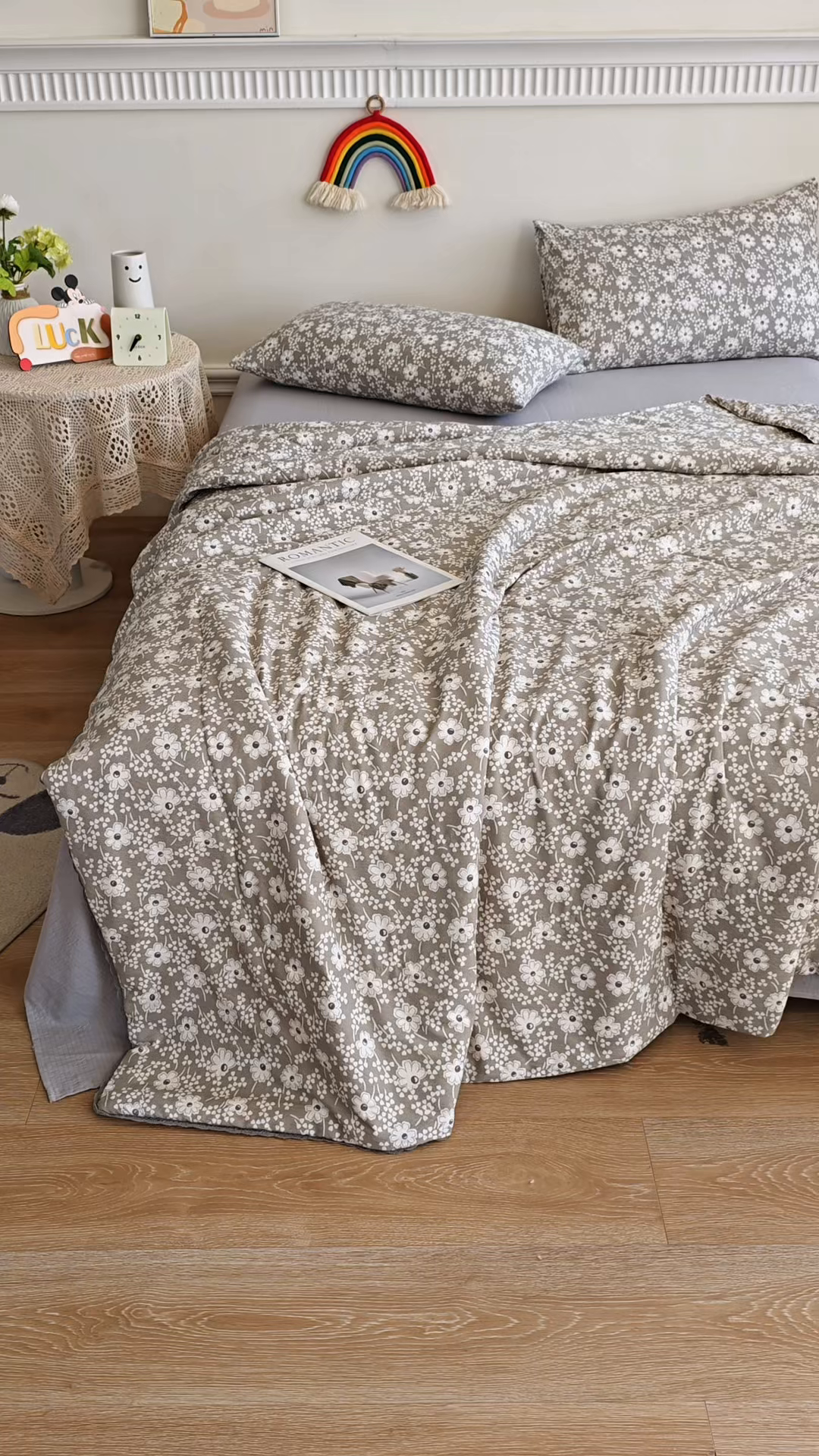 91家纺网 家纺一手货源 找家纺 米萝家居 2026新款100%棉花夏被四件套双层纱花边夏凉被空调被被子被芯直播 灰韵花簇