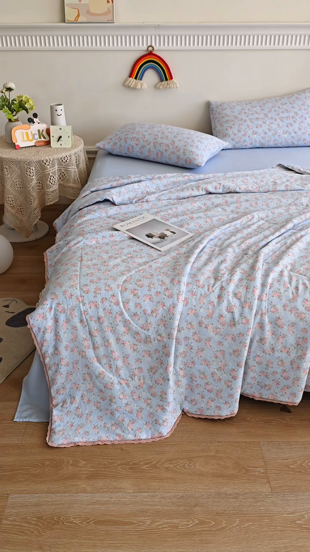 91家纺网 家纺一手货源 找家纺 米萝家居 2026新款100%棉花夏被四件套双层纱花边夏凉被空调被被子被芯直播 锦上添花