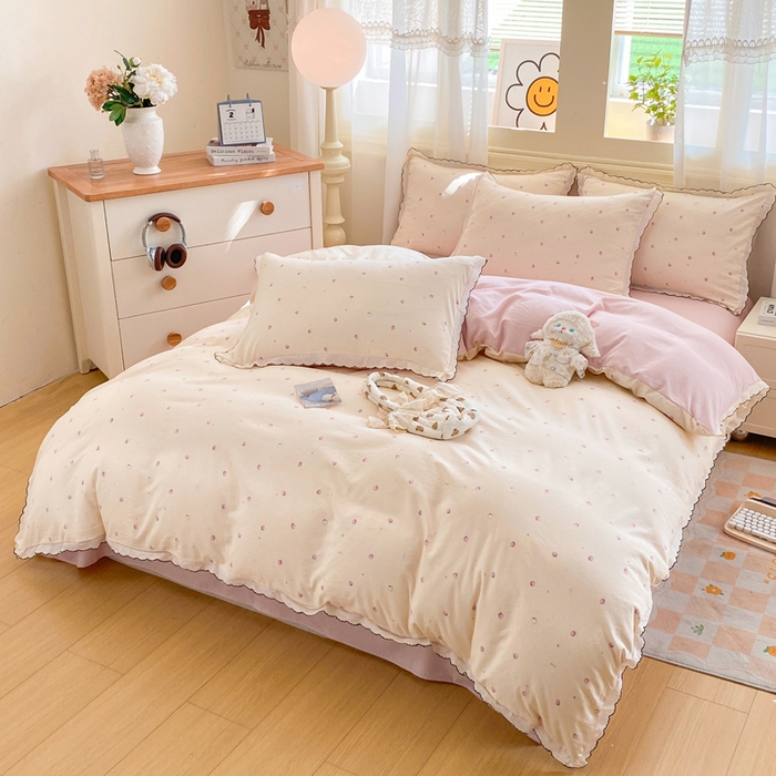 91家纺网 家纺一手货源 找家纺 豫见家纺 2026新款A类仿棉云感纱花边四件套 草莓多多