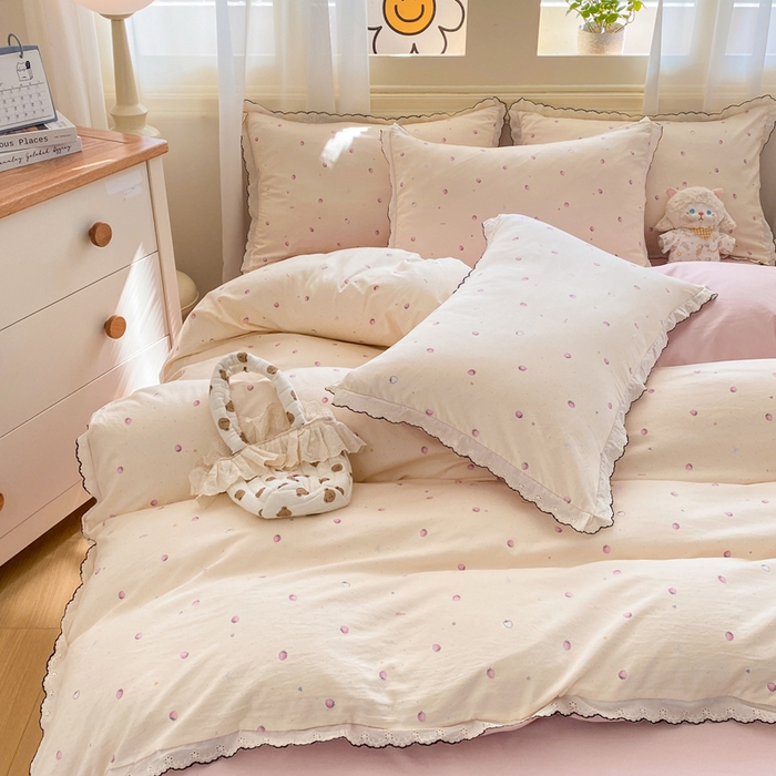 91家纺网 家纺一手货源 找家纺 豫见家纺 2026新款A类仿棉云感纱花边四件套 草莓多多