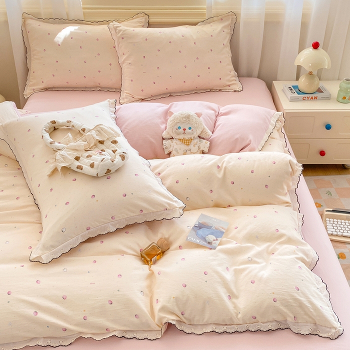 91家纺网 家纺一手货源 找家纺 豫见家纺 2026新款A类仿棉云感纱花边四件套 草莓多多