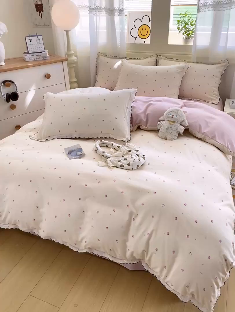 91家纺网 家纺一手货源 找家纺 豫见家纺 2026新款A类仿棉云感纱花边四件套 草莓多多