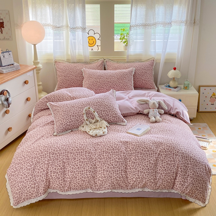 91家纺网 家纺一手货源 找家纺 豫见家纺 2026新款A类仿棉云感纱花边四件套 粉豹纹