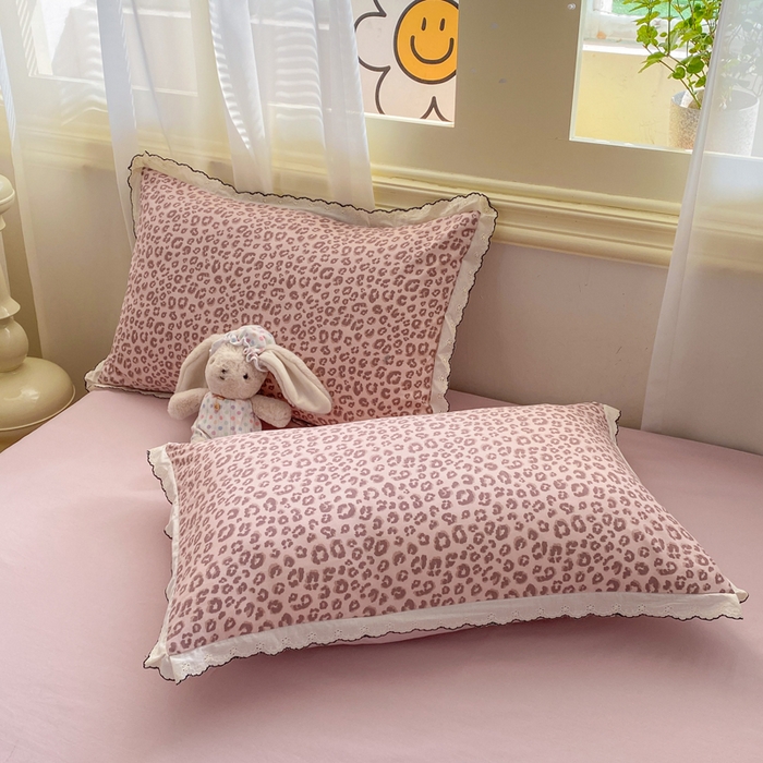 91家纺网 家纺一手货源 找家纺 豫见家纺 2026新款A类仿棉云感纱花边四件套 粉豹纹