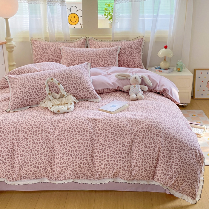 91家纺网 家纺一手货源 找家纺 豫见家纺 2026新款A类仿棉云感纱花边四件套 粉豹纹