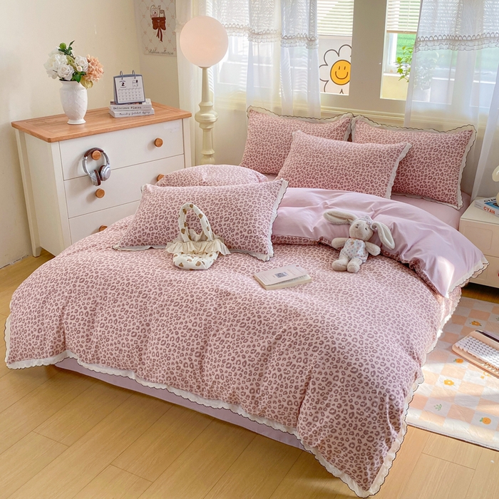 91家纺网 家纺一手货源 找家纺 豫见家纺 2026新款A类仿棉云感纱花边四件套 粉豹纹