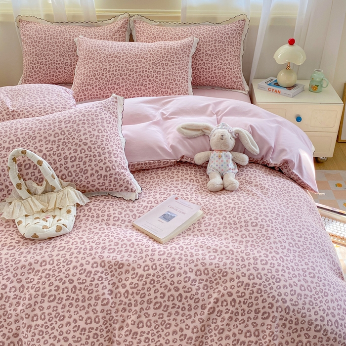 91家纺网 家纺一手货源 找家纺 豫见家纺 2026新款A类仿棉云感纱花边四件套 粉豹纹