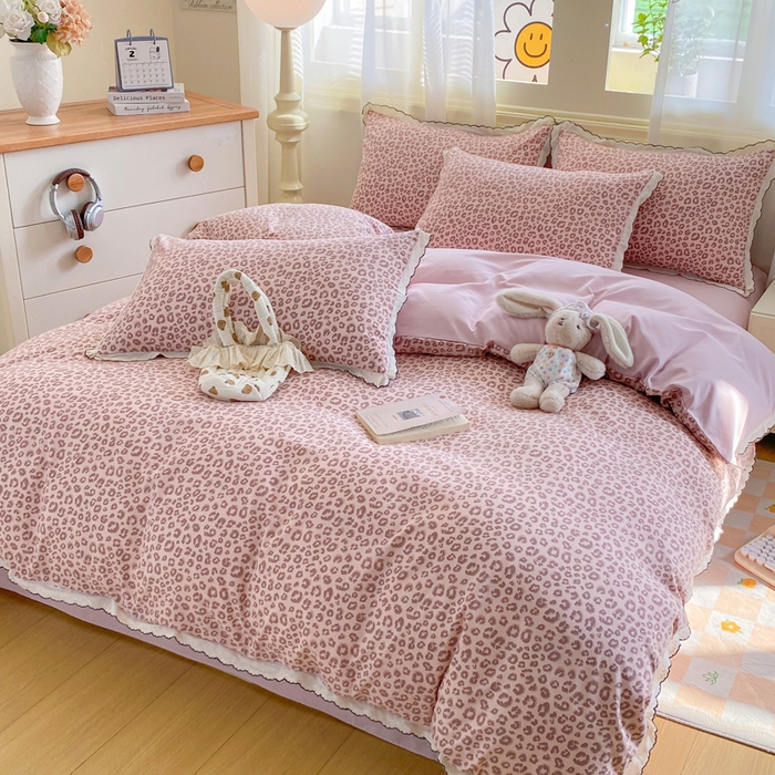 91家纺网 家纺一手货源 找家纺 豫见家纺 2026新款A类仿棉云感纱花边四件套 粉豹纹