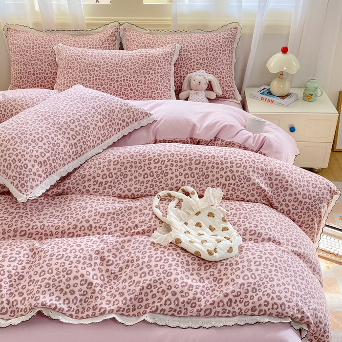 91家纺网 家纺一手货源 找家纺 豫见家纺 2026新款A类仿棉云感纱花边四件套 粉豹纹