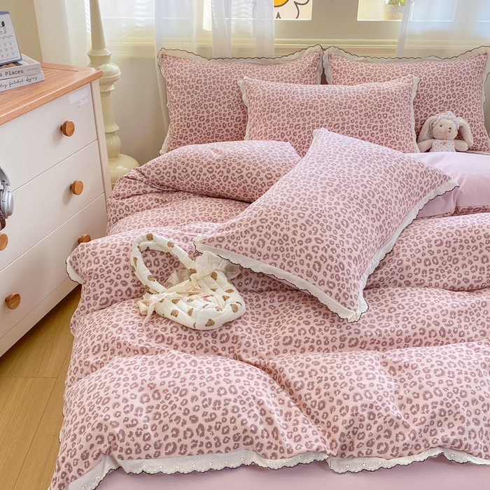 91家纺网 家纺一手货源 找家纺 豫见家纺 2026新款A类仿棉云感纱花边四件套 粉豹纹