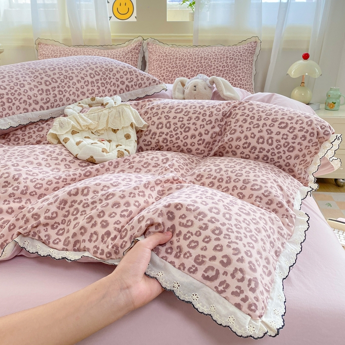 91家纺网 家纺一手货源 找家纺 豫见家纺 2026新款A类仿棉云感纱花边四件套 粉豹纹