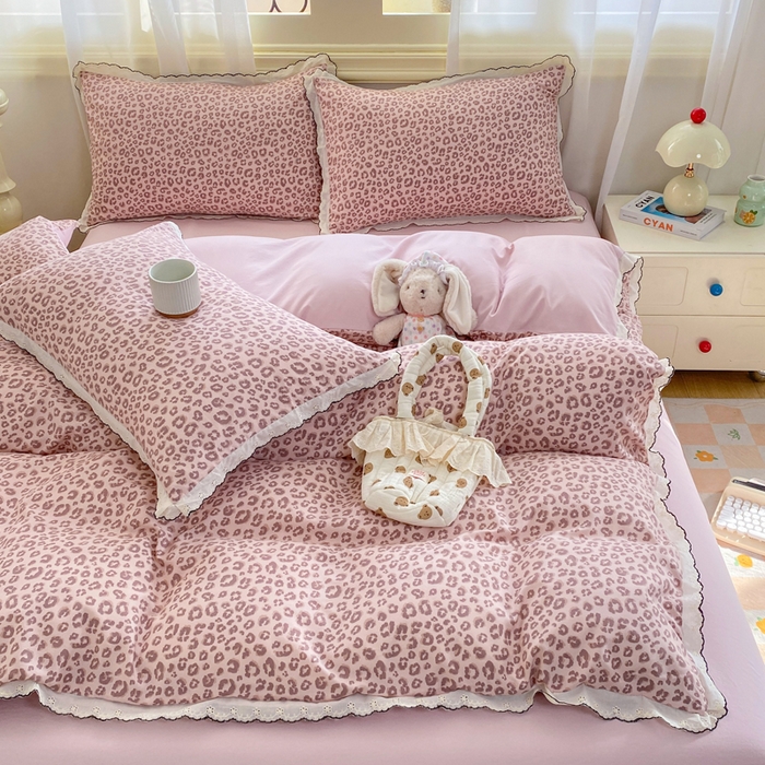 91家纺网 家纺一手货源 找家纺 豫见家纺 2026新款A类仿棉云感纱花边四件套 粉豹纹