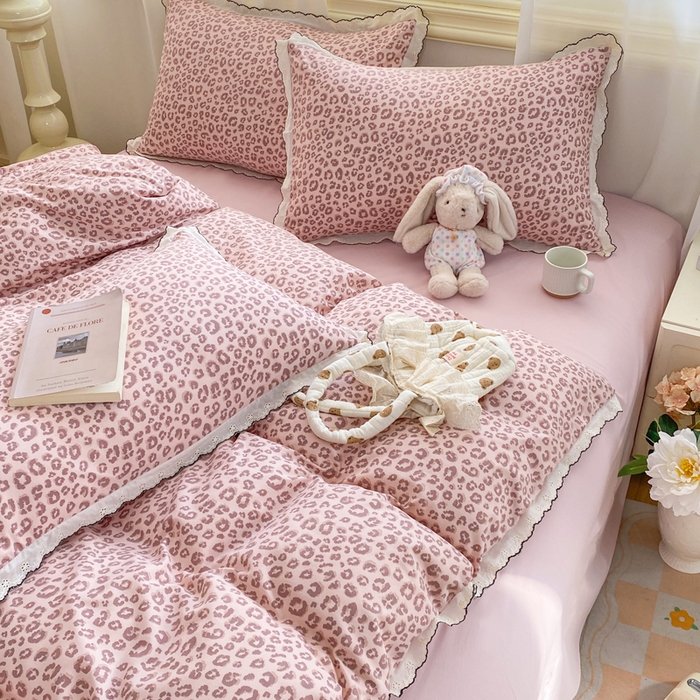 91家纺网 家纺一手货源 找家纺 豫见家纺 2026新款A类仿棉云感纱花边四件套 粉豹纹