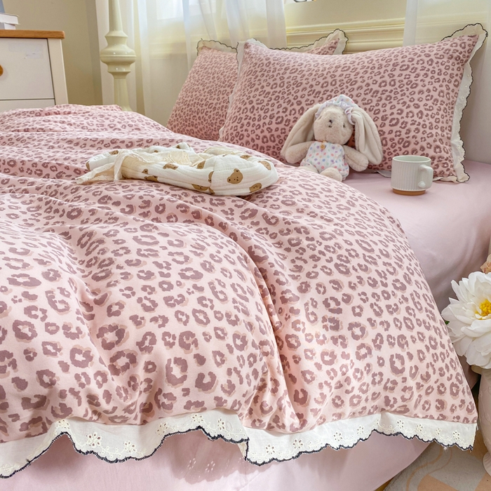 91家纺网 家纺一手货源 找家纺 豫见家纺 2026新款A类仿棉云感纱花边四件套 粉豹纹