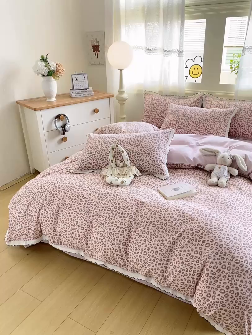 91家纺网 家纺一手货源 找家纺 豫见家纺 2026新款A类仿棉云感纱花边四件套 粉豹纹