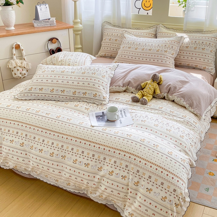 91家纺网 家纺一手货源 找家纺 豫见家纺 2026新款A类仿棉云感纱花边四件套 栗色木马纹