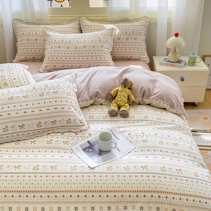 91家纺网 家纺一手货源 找家纺 豫见家纺 2026新款A类仿棉云感纱花边四件套 栗色木马纹