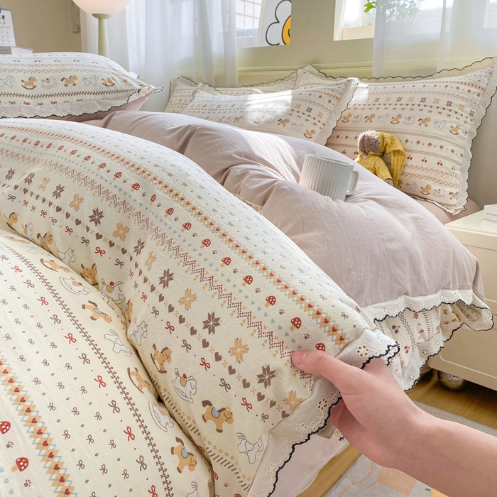 91家纺网 家纺一手货源 找家纺 豫见家纺 2026新款A类仿棉云感纱花边四件套 栗色木马纹