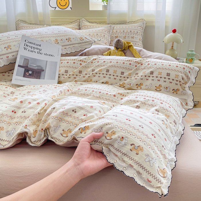 91家纺网 家纺一手货源 找家纺 豫见家纺 2026新款A类仿棉云感纱花边四件套 栗色木马纹