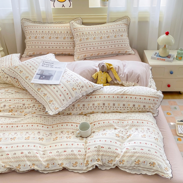 91家纺网 家纺一手货源 找家纺 豫见家纺 2026新款A类仿棉云感纱花边四件套 栗色木马纹