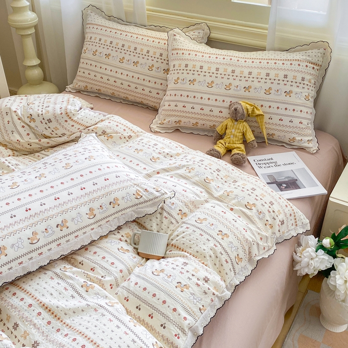 91家纺网 家纺一手货源 找家纺 豫见家纺 2026新款A类仿棉云感纱花边四件套 栗色木马纹