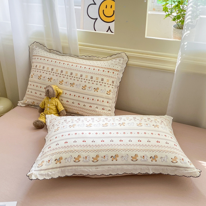 91家纺网 家纺一手货源 找家纺 豫见家纺 2026新款A类仿棉云感纱花边四件套 栗色木马纹