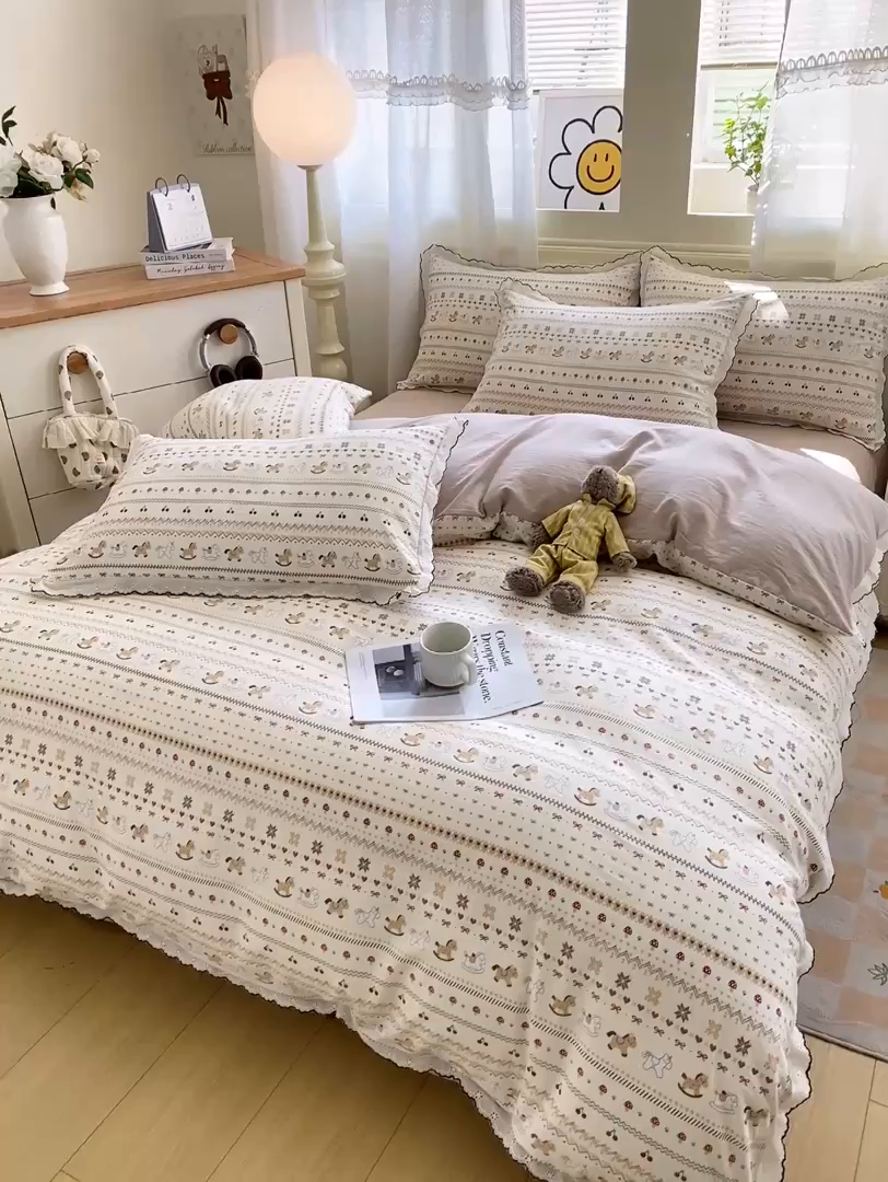 91家纺网 家纺一手货源 找家纺 豫见家纺 2026新款A类仿棉云感纱花边四件套 栗色木马纹