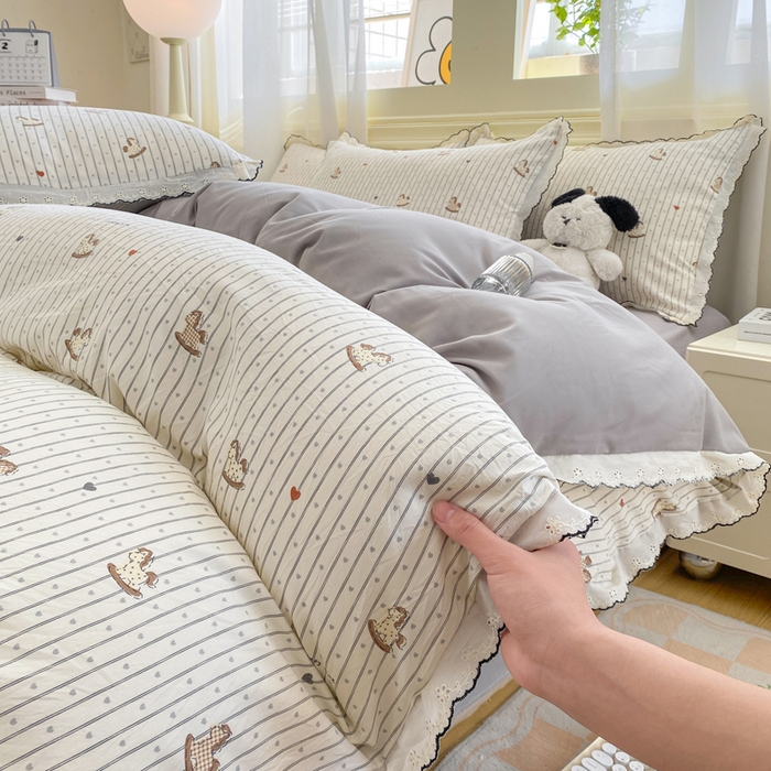 91家纺网 家纺一手货源 找家纺 豫见家纺 2026新款A类仿棉云感纱花边四件套 木马乐园