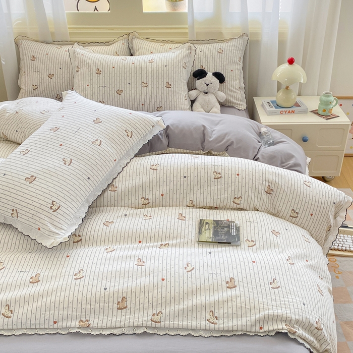 91家纺网 家纺一手货源 找家纺 豫见家纺 2026新款A类仿棉云感纱花边四件套 木马乐园