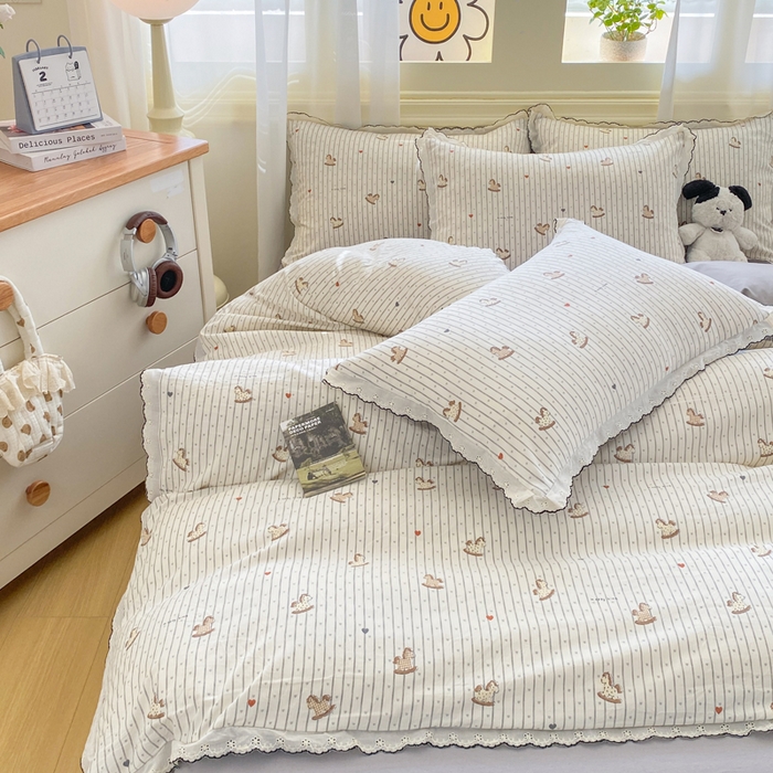 91家纺网 家纺一手货源 找家纺 豫见家纺 2026新款A类仿棉云感纱花边四件套 木马乐园