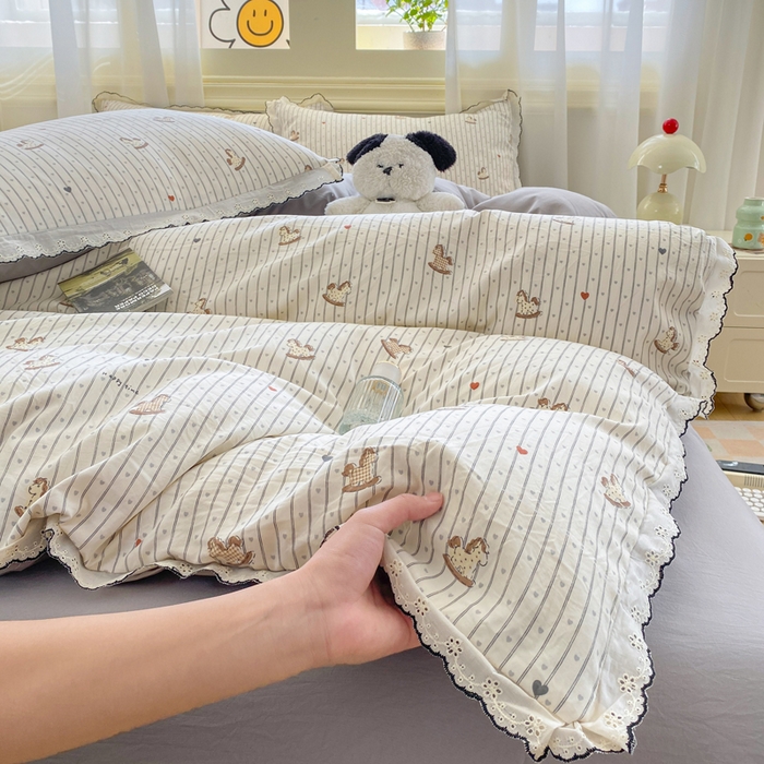 91家纺网 家纺一手货源 找家纺 豫见家纺 2026新款A类仿棉云感纱花边四件套 木马乐园