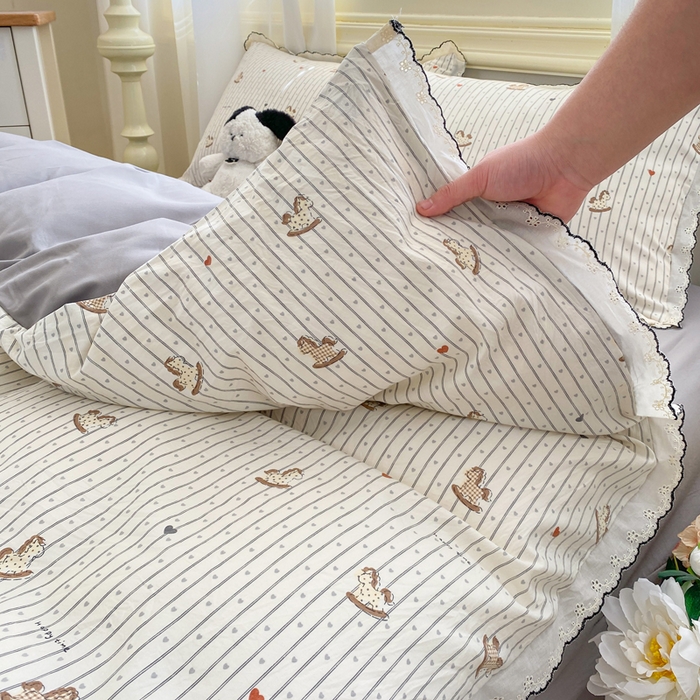 91家纺网 家纺一手货源 找家纺 豫见家纺 2026新款A类仿棉云感纱花边四件套 木马乐园