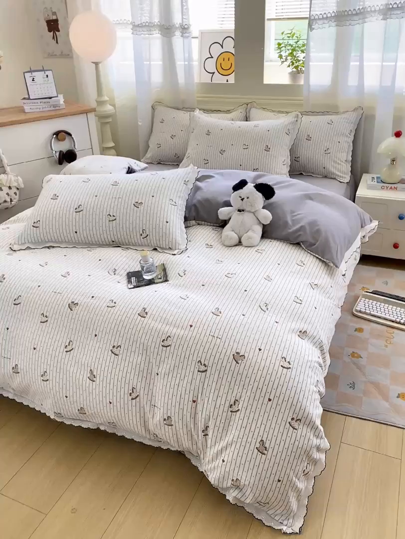 91家纺网 家纺一手货源 找家纺 豫见家纺 2026新款A类仿棉云感纱花边四件套 木马乐园