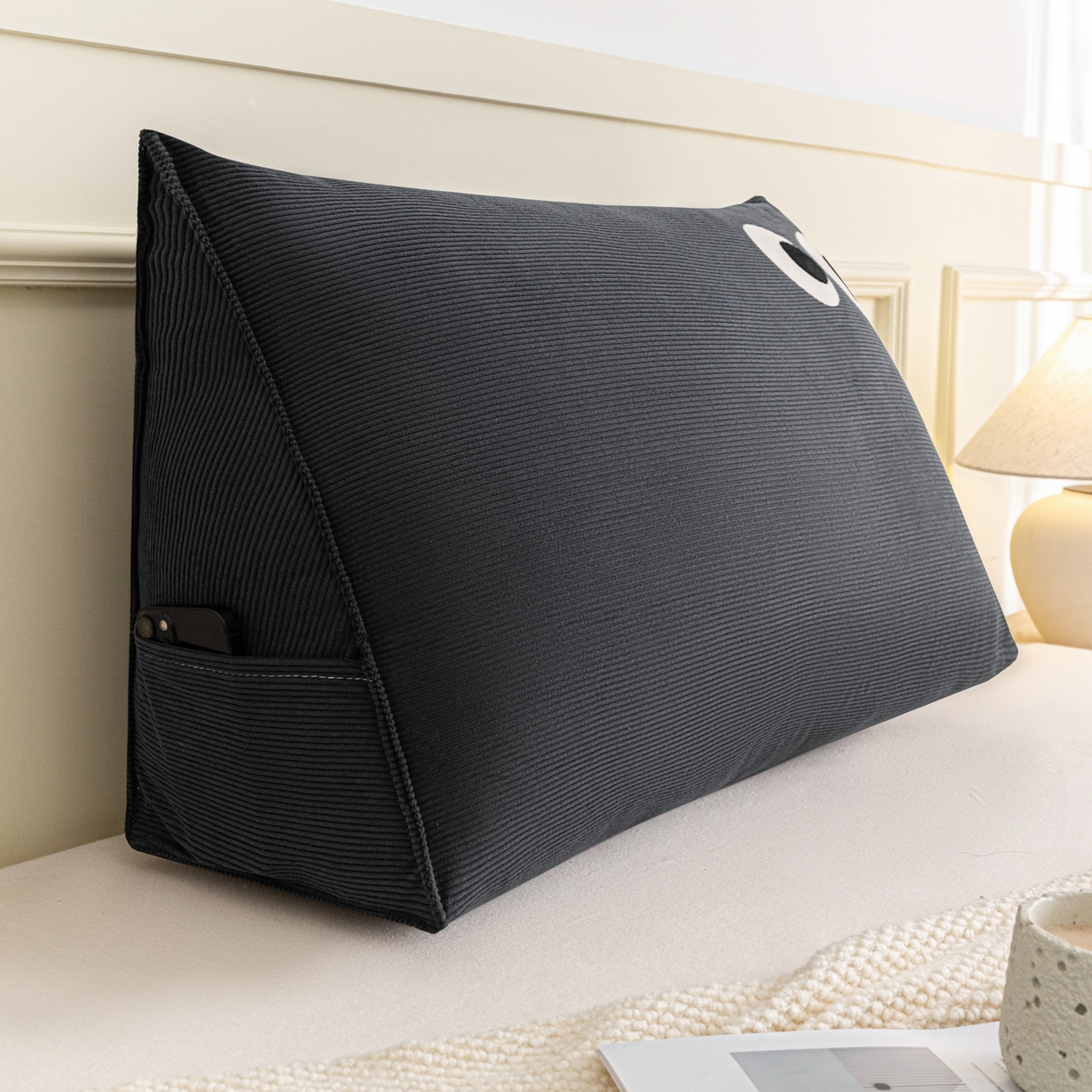 91家纺网 家纺一手货源 找家纺 美达人 2026新款灯芯绒三角腰枕靠背 灯芯绒-眼睛-末黑-三角腰枕单只