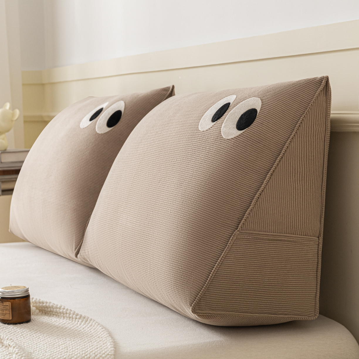 91家纺网 家纺一手货源 找家纺 美达人 2026新款灯芯绒三角腰枕靠背 灯芯绒-眼睛-小麦咖-三角腰枕组合