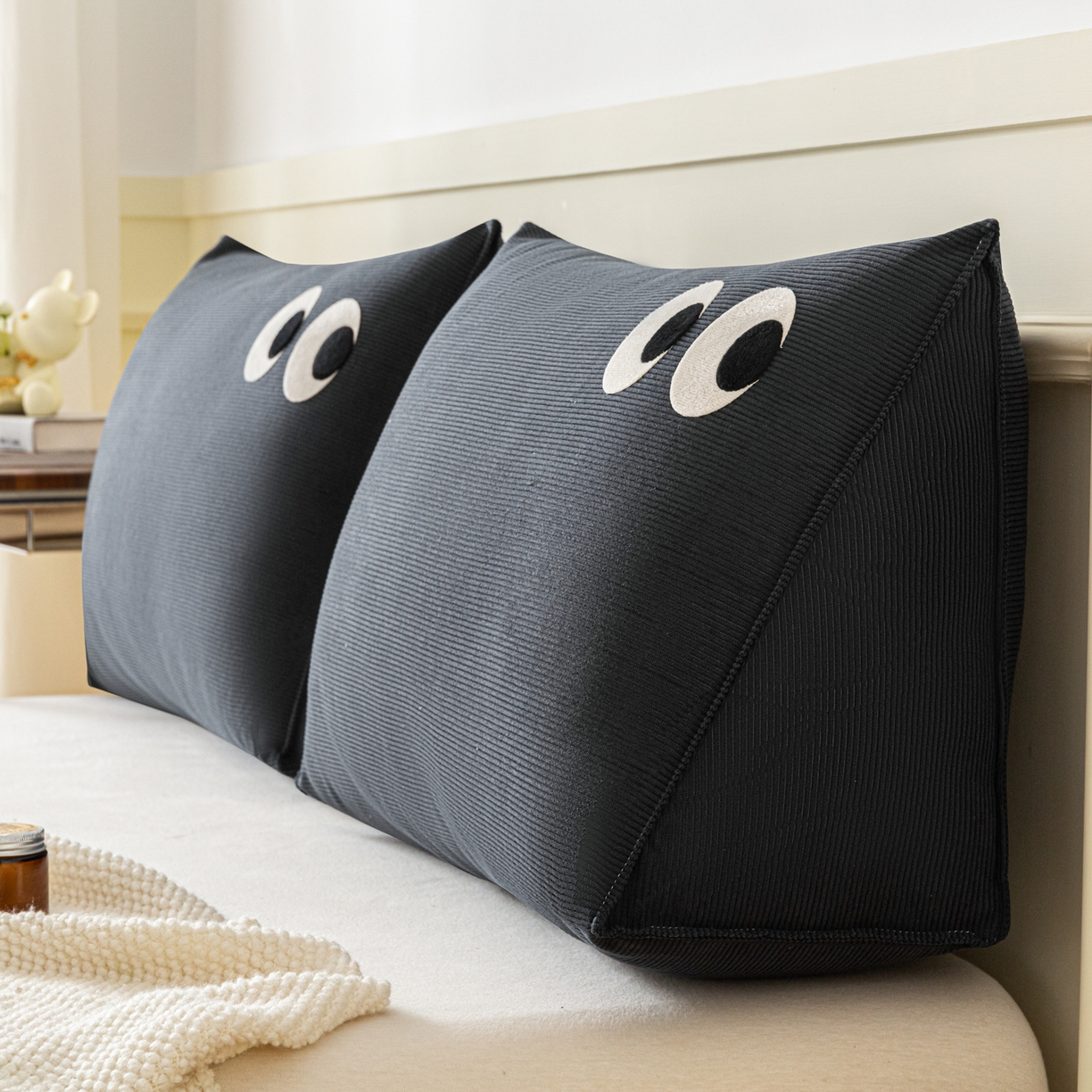 91家纺网 家纺一手货源 找家纺 美达人 2026新款灯芯绒三角腰枕靠背 灯芯绒-眼睛-末黑-三角腰枕组合